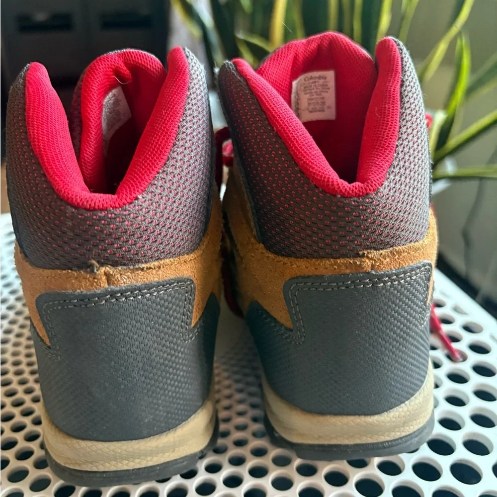 Columbia Kids Tan Brown Boots with Red Laces